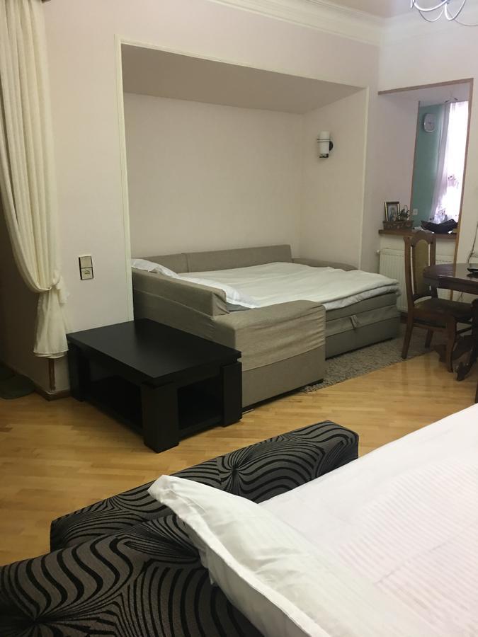 Guesthouse Zeinabi Tbilisi Bagian luar foto